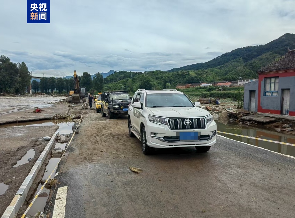 道路已抢通 各类救援力量进入河北滦平马营子乡开展救援