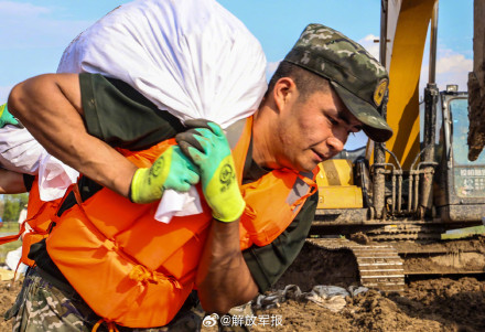 直击抢险现场！子弟兵连续奋战封堵堤坝