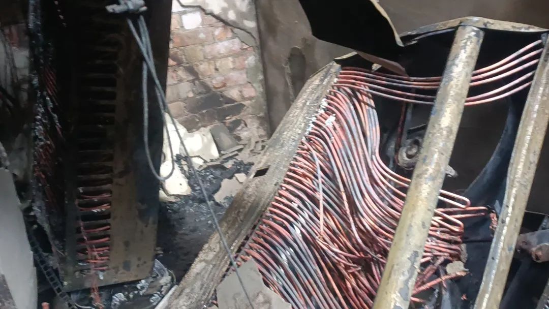 热 ҈ 热 ҈ 热 ҈！高温下，店家的4台空调竟同时着火！