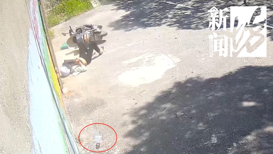 监控曝光!女子骑电瓶车时失控,头部猛烈撞击!这个动作保命 监控曝光!女子骑电瓶车时失控,头部猛烈撞击!这个动作保命