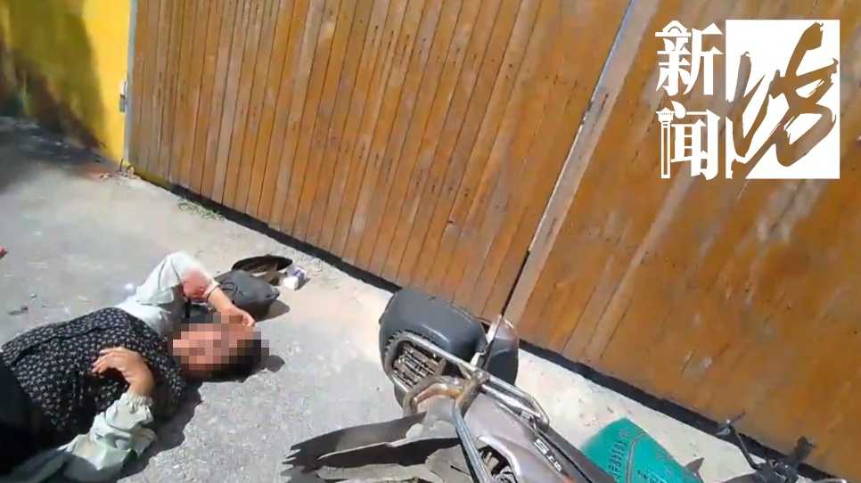 监控曝光!女子骑电瓶车时失控,头部猛烈撞击!这个动作保命 监控曝光!女子骑电瓶车时失控,头部猛烈撞击!这个动作保命