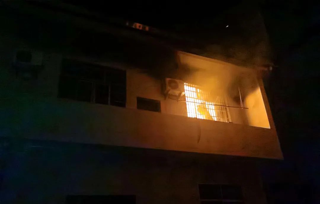 热 ҈ 热 ҈ 热 ҈！高温下，店家的4台空调竟同时着火！