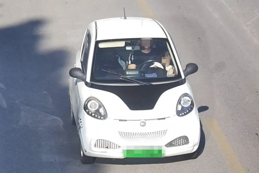 交警温馨提示:“抱娃”开车? 千万“驶”不得! 交警温馨提示:“抱娃”开车? 千万“驶”不得!