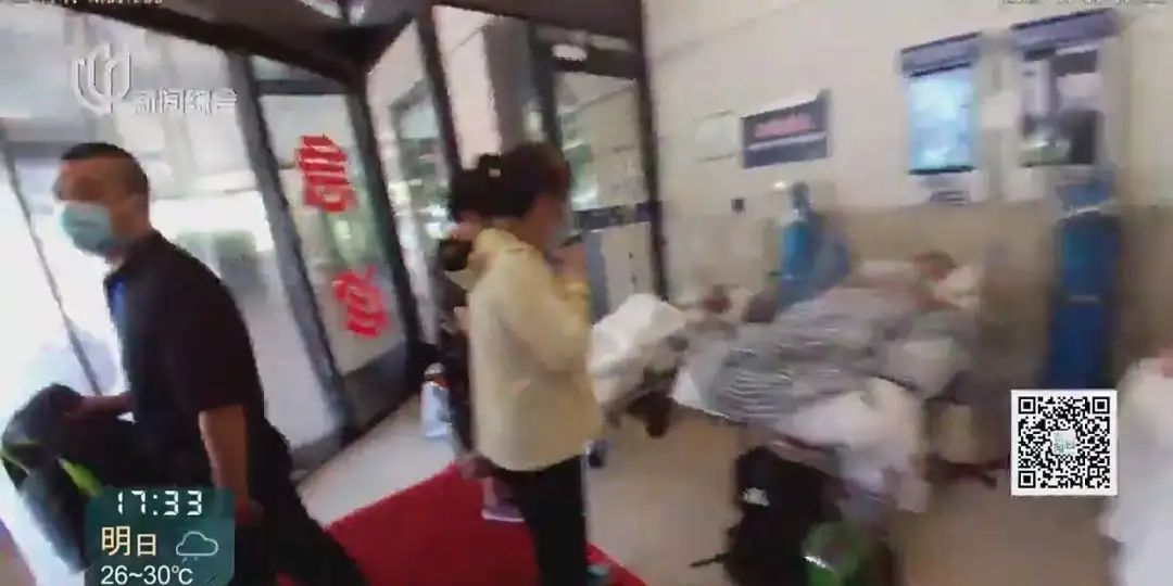 "留下你的警号"！男子出租车内痛到打滚，送医后却"缠住"民警