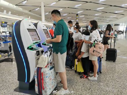 受台风和雷雨影响，成都两场取消航班逾百架次！