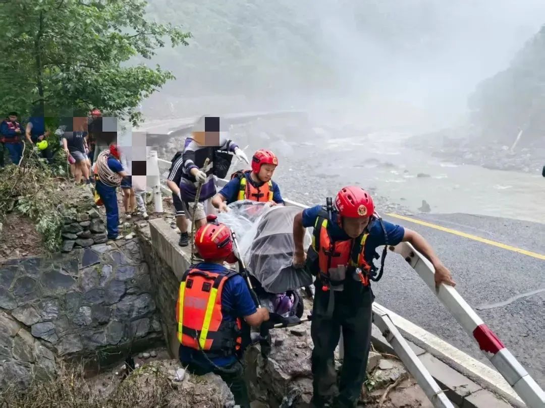37小时生死驰援！北京海淀消防增援怀柔深山转移105名被困群众