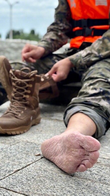 辛苦了！子弟兵一夜搬10万沙袋筑千米堤坝