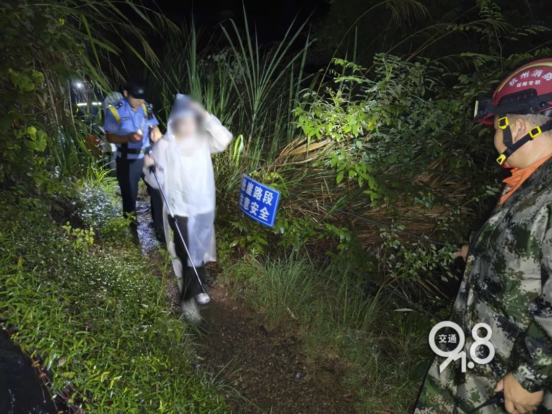 杭州暴雨夜三位游客被困悬崖边,女孩吓到大哭 杭州暴雨夜三位游客被困悬崖边,女孩吓到大哭