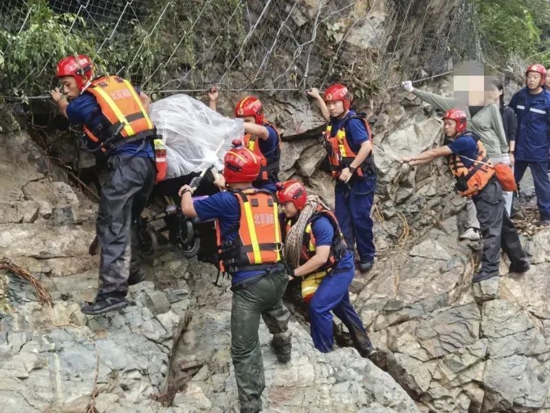 37小时生死驰援！北京海淀消防增援怀柔深山转移105名被困群众