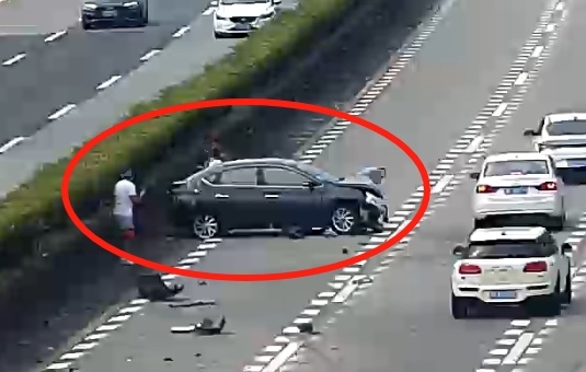 高速公路发生事故后，能在车道上停留吗？危险！