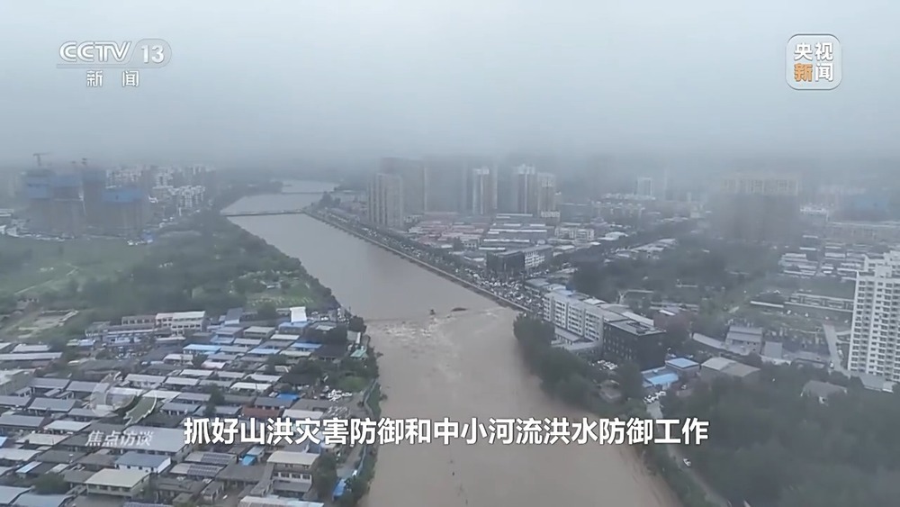 多地遭遇洪涝灾害 各方力量奋战抗洪救灾第一线