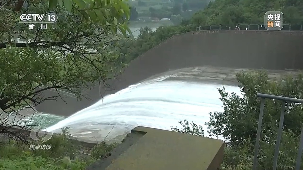 多地遭遇洪涝灾害 各方力量奋战抗洪救灾第一线