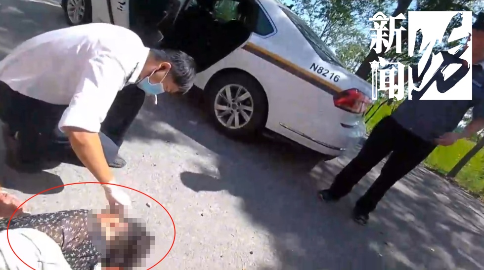 监控曝光!女子骑电瓶车时失控,头部猛烈撞击!这个动作保命 监控曝光!女子骑电瓶车时失控,头部猛烈撞击!这个动作保命