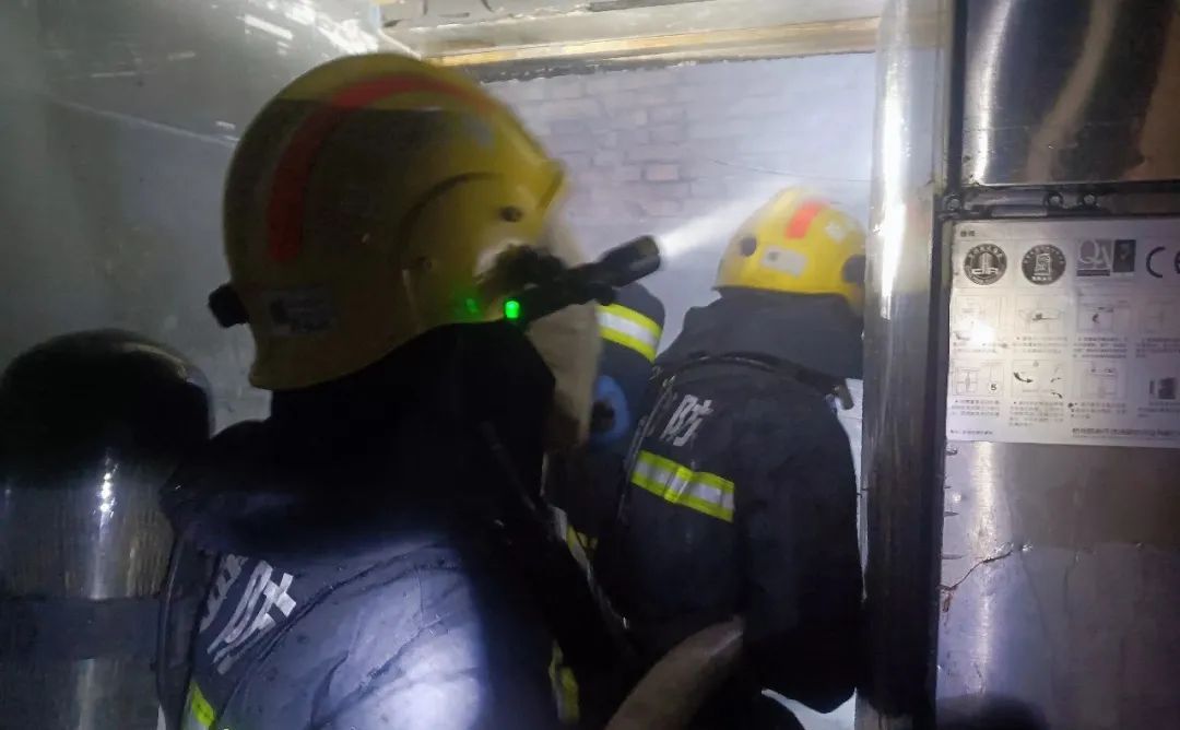 热 ҈ 热 ҈ 热 ҈！高温下，店家的4台空调竟同时着火！