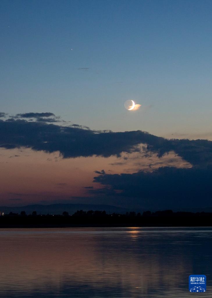 夜空上演火星伴月