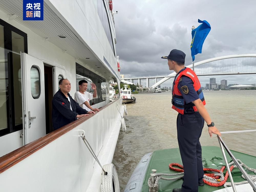 上海海事局启动防汛防台二级应急响应 部分航线停航
