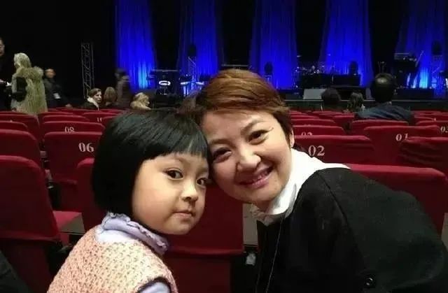 上海女演员罕见露面，复刻名场面！作品家喻户晓，网友：原来是她