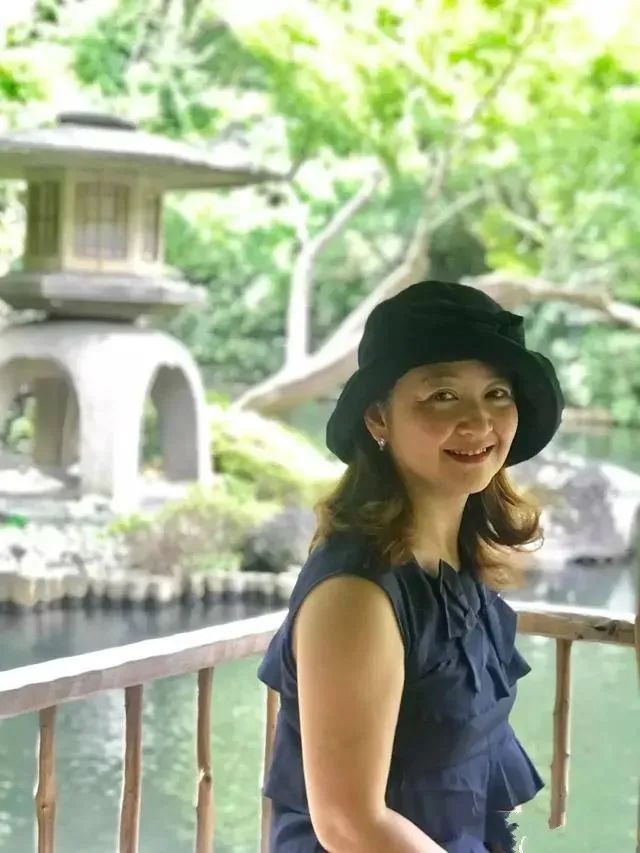 上海女演员罕见露面，复刻名场面！作品家喻户晓，网友：原来是她