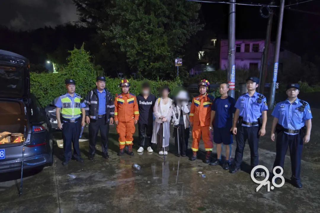 杭州暴雨夜三位游客被困悬崖边,女孩吓到大哭 杭州暴雨夜三位游客被困悬崖边,女孩吓到大哭