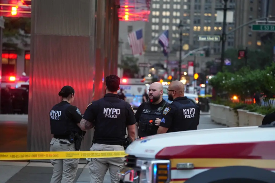 纽约市一办公楼发生枪击,遇难警员还有两个月就要迎来第三个孩子 纽约市一办公楼发生枪击,遇难警员还有两个月就要迎来第三个孩子