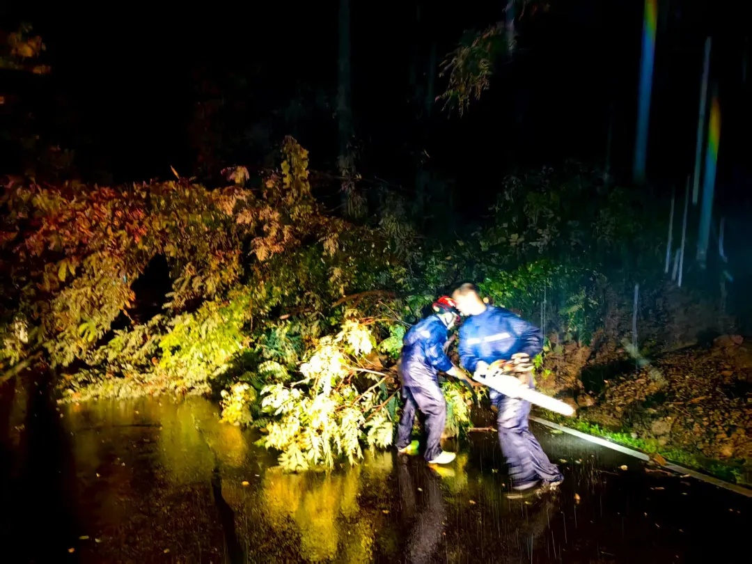危急时刻！他开铲车救出80多人！暴雨来袭，这些地方不要去→
