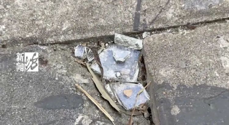 上海这条马路啥情况?比容嬷嬷还扎?有路人差点戳破脚... 上海这条马路啥情况?比容嬷嬷还扎?有路人差点戳破脚...