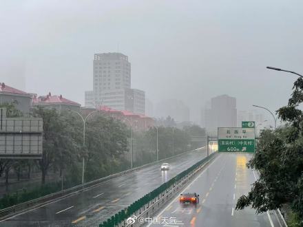北京七区已现暴雨或大暴雨 早高峰城区及北部地区仍有明显降雨 注意出行安全！