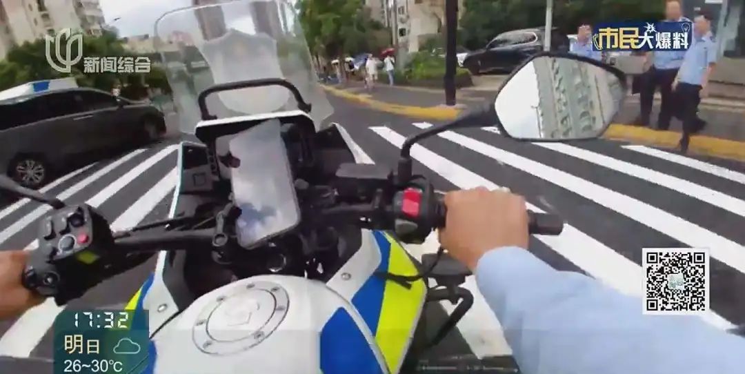 "留下你的警号"！男子出租车内痛到打滚，送医后却"缠住"民警