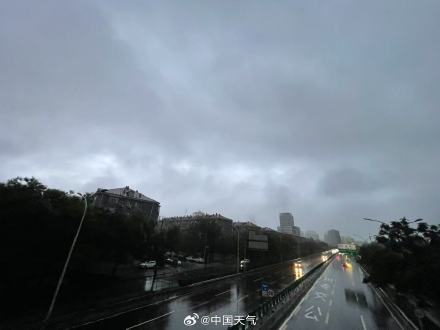 北京七区已现暴雨或大暴雨 早高峰城区及北部地区仍有明显降雨 注意出行安全！