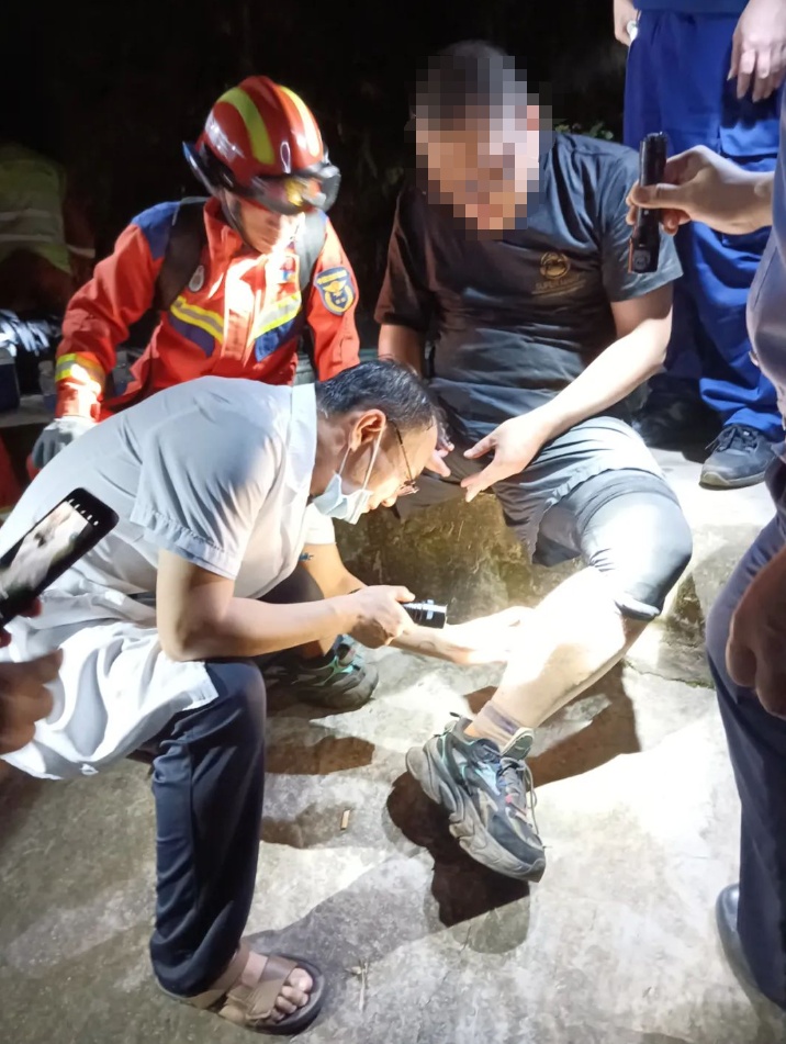 登山男子被毒蛇咬伤,医护带血清上山营救 登山男子被毒蛇咬伤,医护带血清上山营救