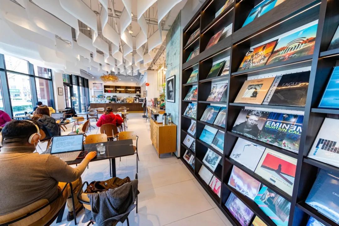 期盼更多实体书店在社区生长