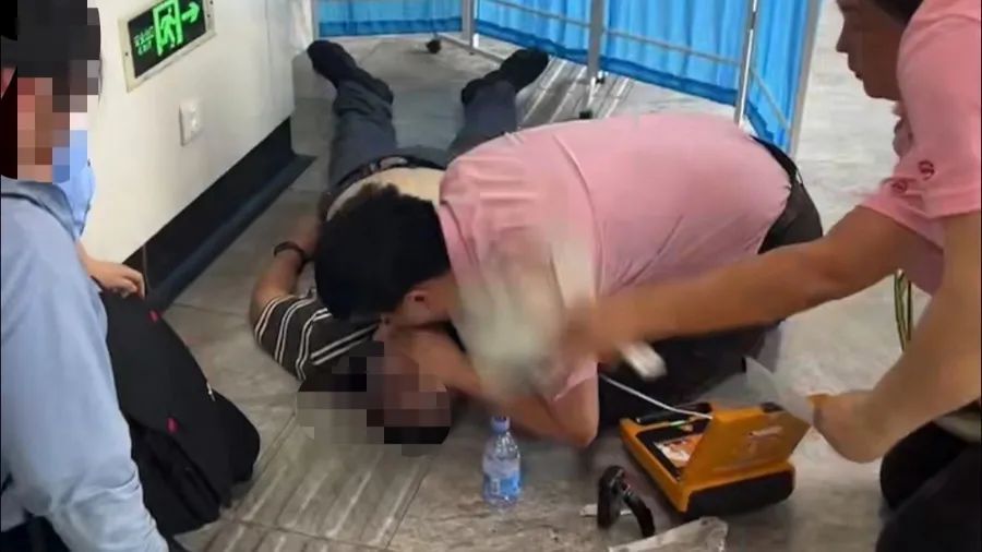 事发上海地铁！有人突然心脏骤停，黄金4分钟，他们冲了上去…
