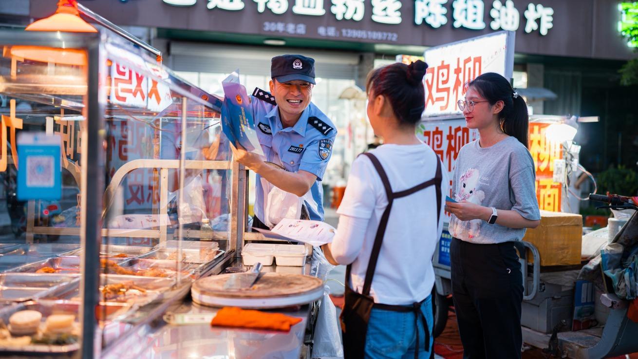 江苏盐城：用“警察蓝”守护“平安色”