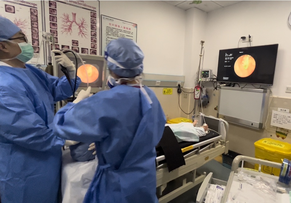 6岁娃咳血送医，肺里挖出半年前的糖果包装袋！医生：这种呛咳别大意