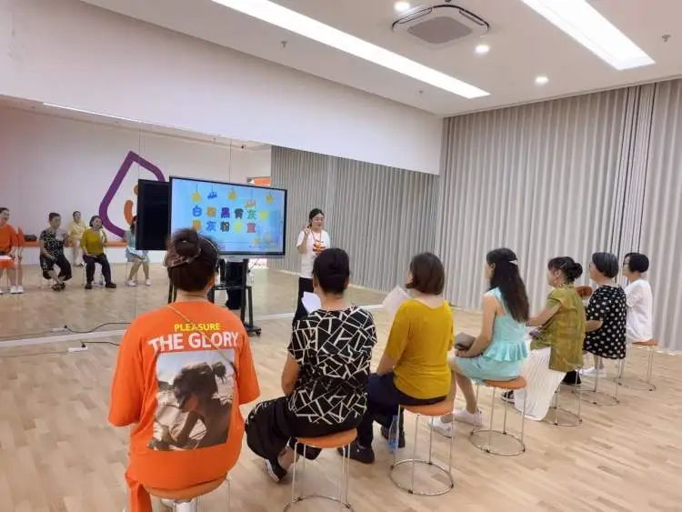 上海市民美育“日夜兼程”:夜校推出萌宠、AI课,还全新增加日校模式 上海市民美育“日夜兼程”:夜校推出萌宠、AI课,还全新增加日校模式