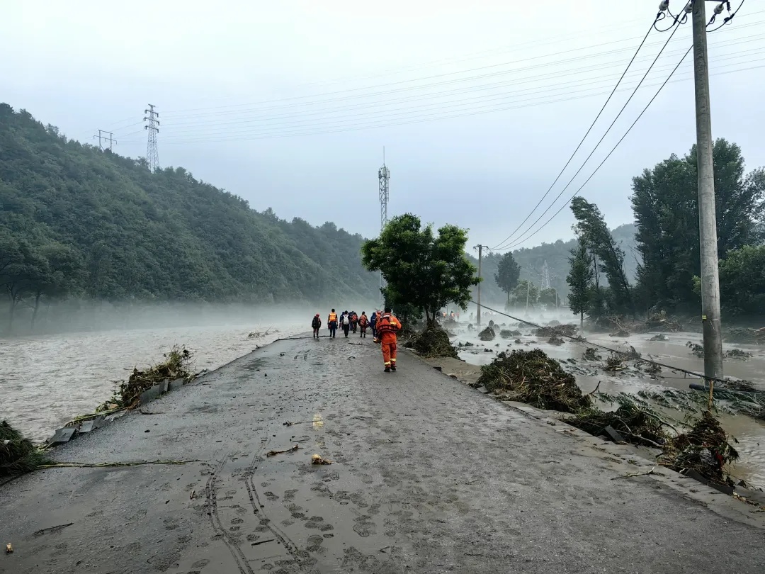 危急时刻！他开铲车救出80多人！暴雨来袭，这些地方不要去→