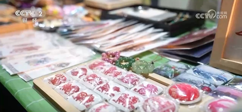 享美食、赏非遗……各地特色夜市火爆出圈 “夜经济”点燃城市活力