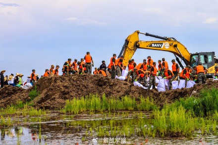 直击抢险现场！子弟兵连续奋战封堵堤坝