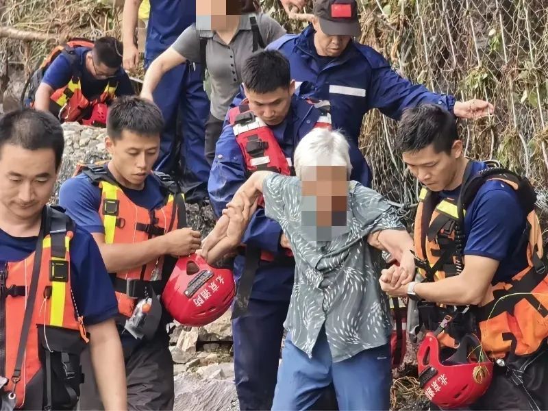 37小时生死驰援！北京海淀消防增援怀柔深山转移105名被困群众