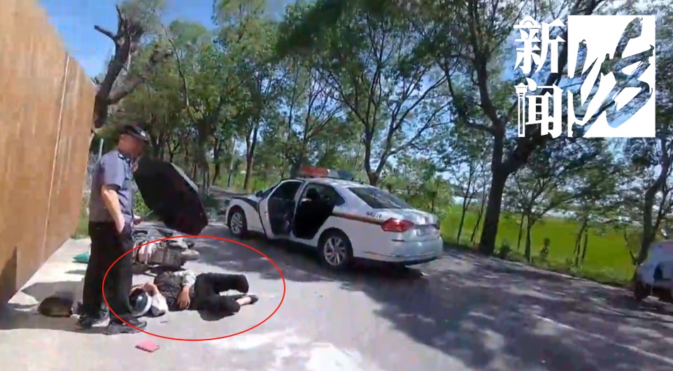 监控曝光!女子骑电瓶车时失控,头部猛烈撞击!这个动作保命 监控曝光!女子骑电瓶车时失控,头部猛烈撞击!这个动作保命