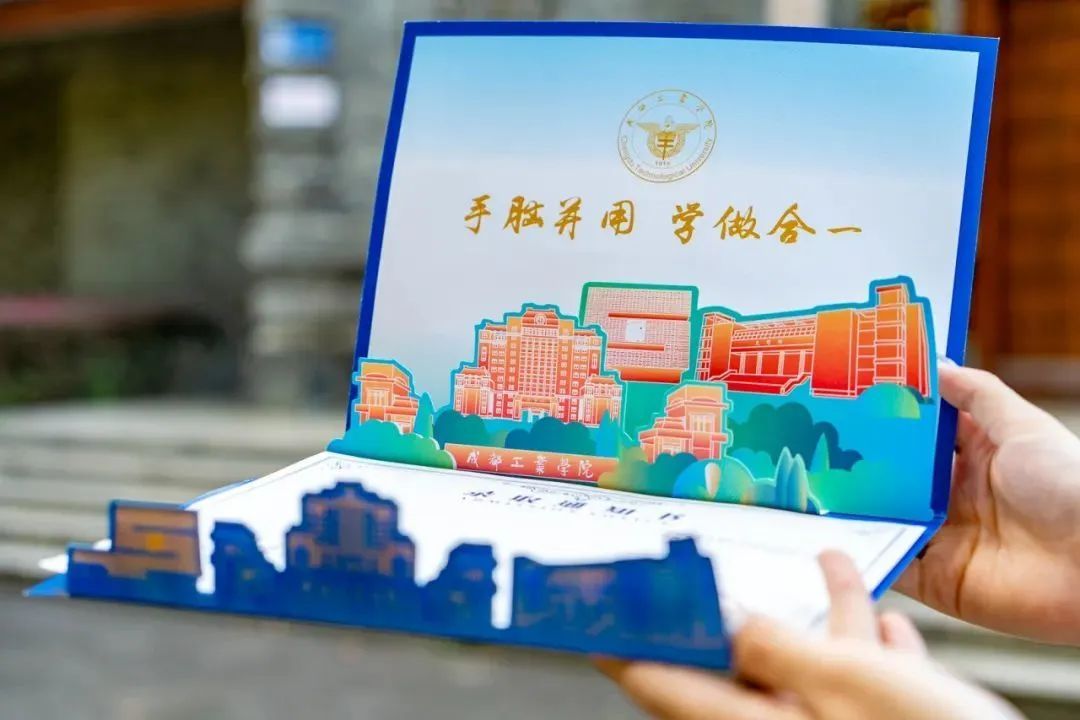 “神仙打架”！四川高校录取通知书太卷了