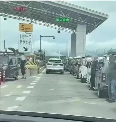 几十辆“老头乐”排队上高速？高速回应→