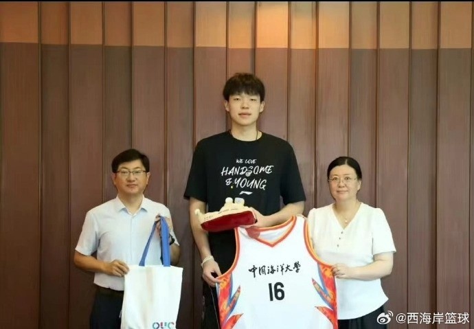 杨瀚森领取本科录取通知书，此前被保送至中国海洋大学