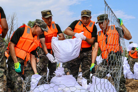 直击抢险现场！子弟兵连续奋战封堵堤坝