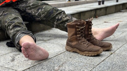 辛苦了！子弟兵一夜搬10万沙袋筑千米堤坝