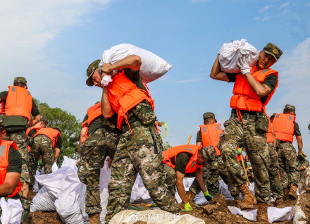 直击抢险现场！子弟兵连续奋战封堵堤坝