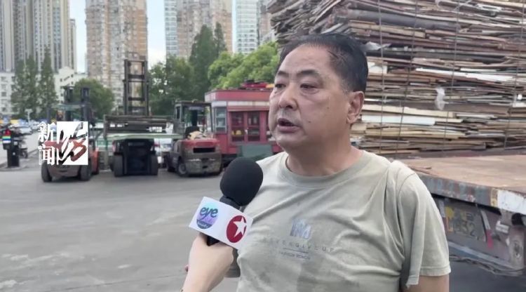 上海这条马路啥情况?比容嬷嬷还扎?有路人差点戳破脚... 上海这条马路啥情况?比容嬷嬷还扎?有路人差点戳破脚...