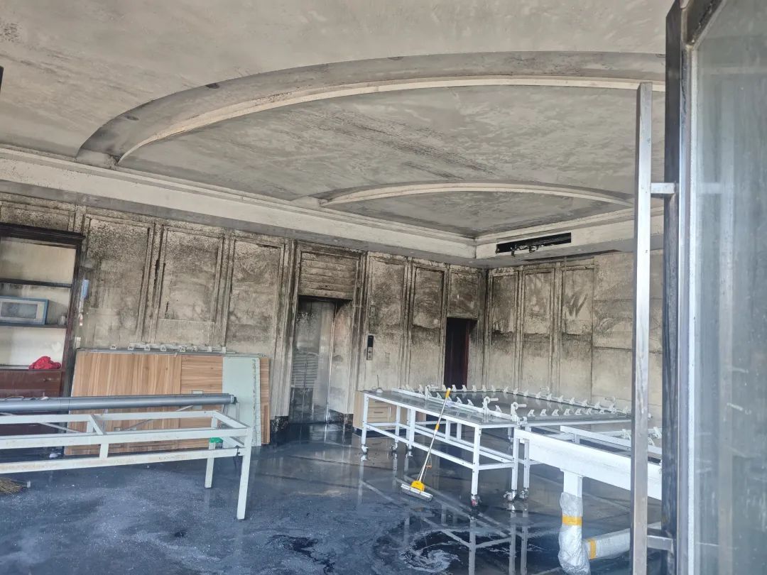 一盏灯点燃家具店,老板痛诉:“早知道全关了......” 一盏灯点燃家具店,老板痛诉:“早知道全关了......”