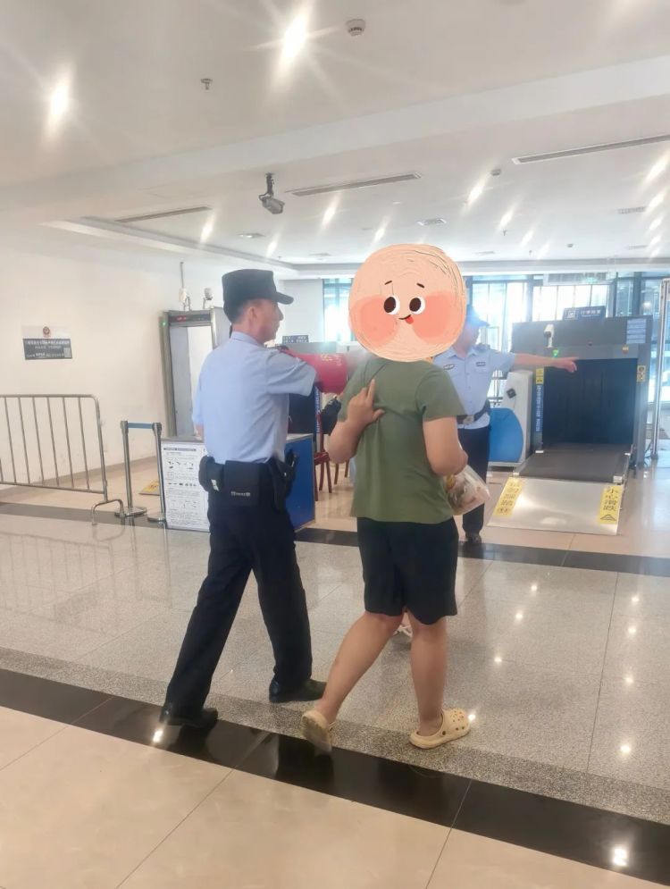 “我家在上海迪士尼乐园”！男孩一句话被民警拦下