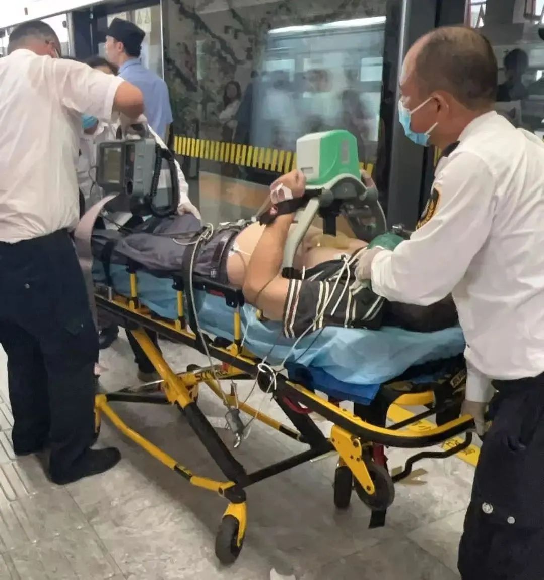事发上海地铁！有人突然心脏骤停，黄金4分钟，他们冲了上去…